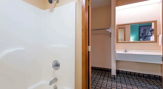 Шестиместный люкс Super 8 by Wyndham Mt. Carmel IL