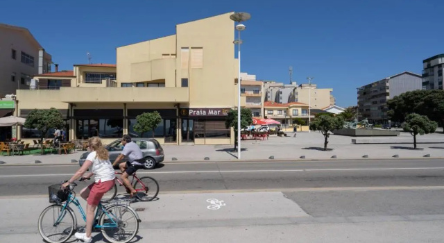 Spacious & Sunny Vintage Apartment at the Beach, Забронировать Апартаменты/квартира Вила-ду-Конди Регион Порту