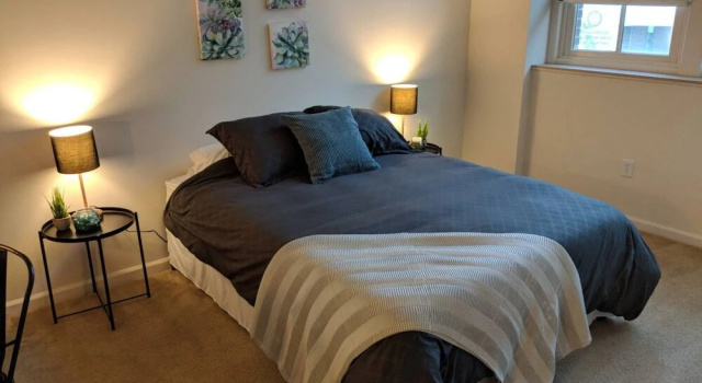 Downtown Indy 2 BR Apt Near Mass Ave by Frontdesk, Забронировать Апартаменты/квартира Апартаменты Большого Чикаго, Апартаменты/квартира