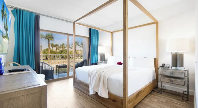 Номер Luxury The Chateau at Lake La Quinta