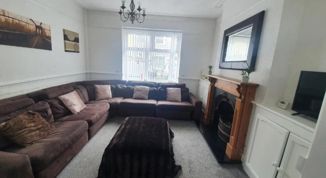 Апартаменты LARGE HOUSE, sleeps 16! Private garden, Free parking!