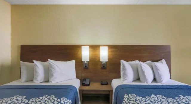 Четырёхместный номер Standard Days Inn by Wyndham Newark Wilmington