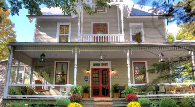 Au Clos Rolland Couette & Cafe, Забронировать Отель Сент-Адель Квебек