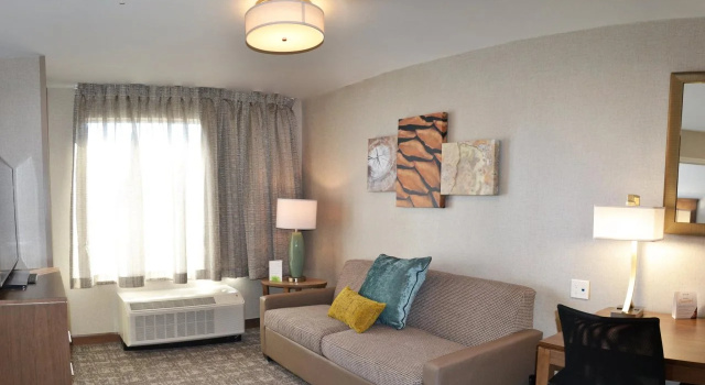 Staybridge Suites - Red Deer North by IHG, Varaa Hotelli Central Alberta hotellit, joissa on uima-allas, Uima-allas