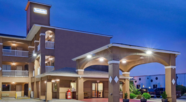 Red Roof Inn PLUS + Galveston - Beachfront, Забронировать Отель Отели Галвестон с парковкой, Парковка