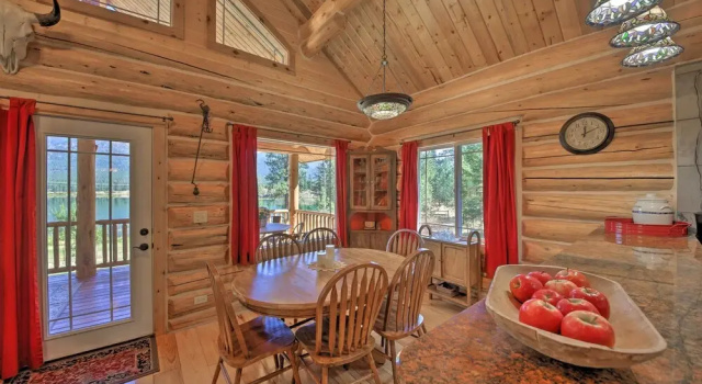Scenic Riverfront Retreat w/ Hot Tub & Kayaks!, Varaa Lomakoti Thompson Falls Montana