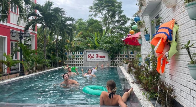 Кровать в общем номере Red House Homestay - Villa