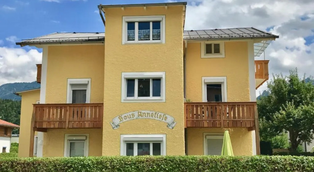 Haus Anneliese, Забронировать Отель Бад-Райхенхалль Район Берхтесгаден, рядом с Термальный комплекс Rupertus Therme