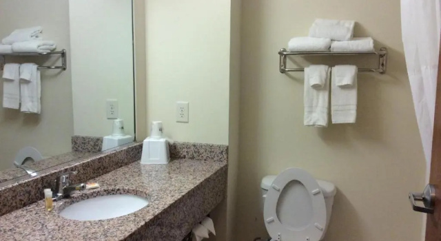 Номер Standard Days Inn by Wyndham Greensboro NC