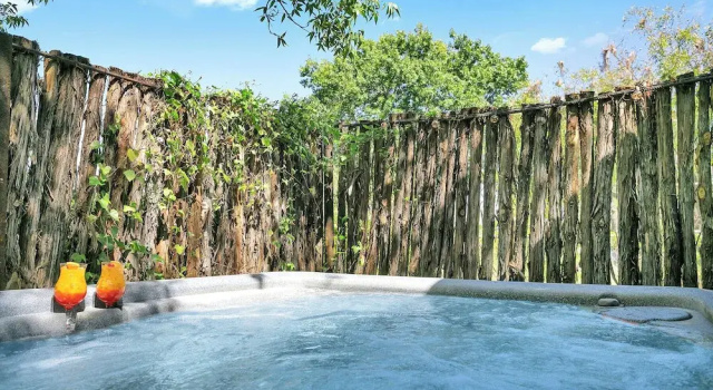 Poplar Place - Q With Hot tub and Firepit - 5 min to Main, Забронировать Дом для отпуска Отели в центре Фредериксберг, в центре