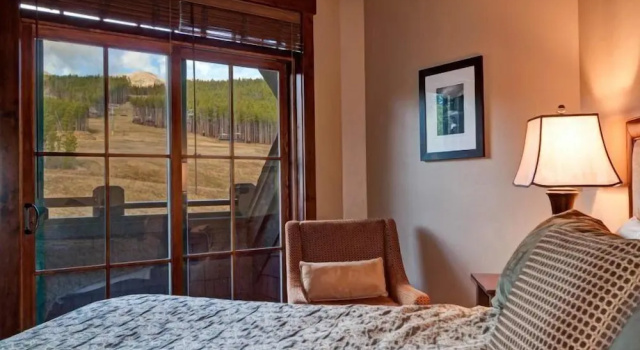 Ski in, Ski out 2 Bedroom Mountain Condo at the Base of Peak 7 with Quick Access to Historic Downtown Breckenridge