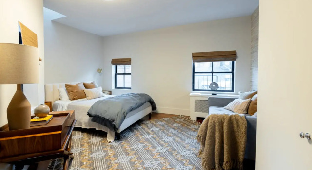 E10-1 Designer East Village Townhouse 1BR