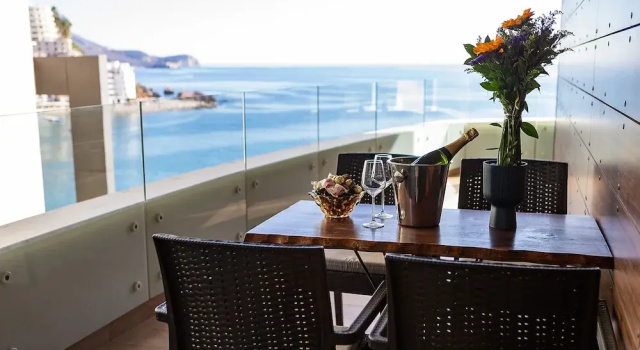 Семейный люкс с балконом и с видом на море Royalis Suites Rafailovici - Beachfront Sea View Apartments