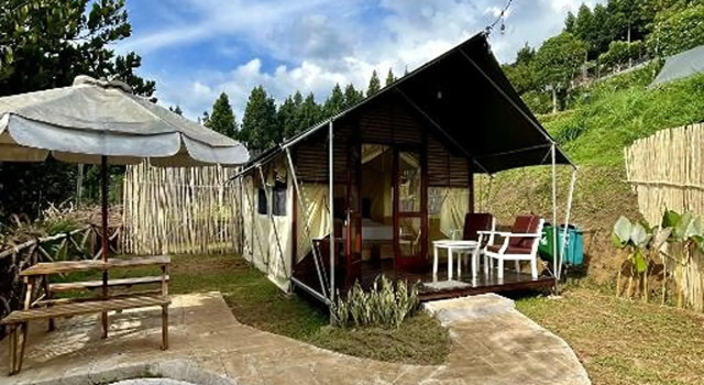 Stan a výhledem do zahrady Alinson Sunset Hill By Zuzu