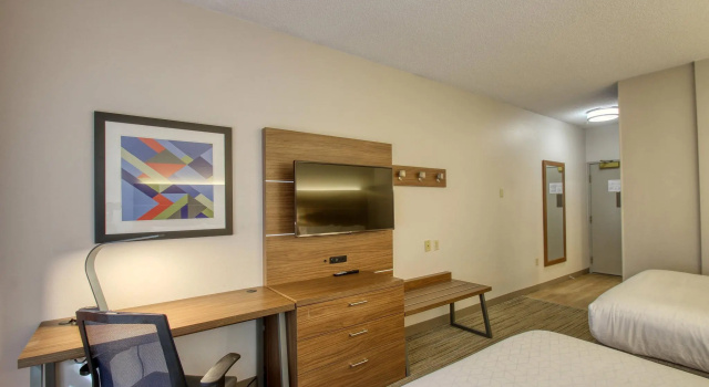 Четырёхместный номер Standard Holiday Inn Express Hotel & Suites Oshkosh - State Route 41 by IHG