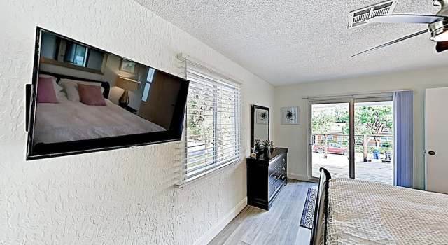 New Listing! Beach W/ Tiki Bar & Hot Tub 3 Bedroom Duplex, Забронировать Дом для отпуска Форт-Лодердейл Broward County, рядом с Davis Park