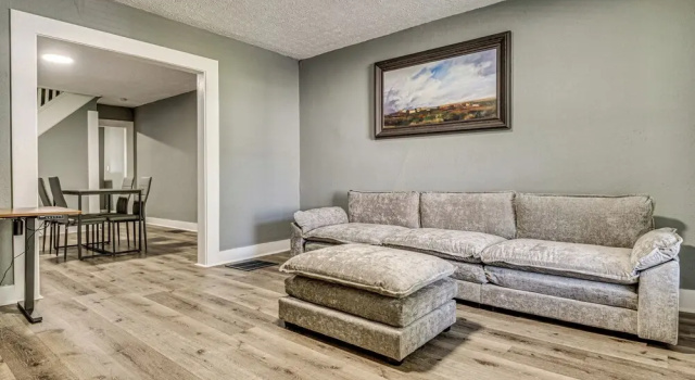 2 Mi to Mass Ave: Convenient Townhome w/ Yard!, Забронировать Апартаменты/квартира Отели Индианаполиса с парковкой, Парковка
