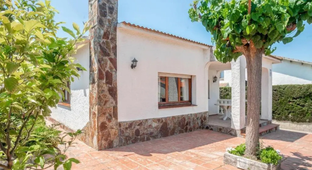 Lovely house with a huge garden, Rezervați Hotel El Vendrell 