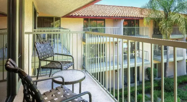 Номер Standard с балконом DoubleTree by Hilton Ontario Airport