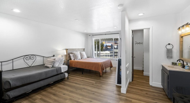 Апартаменты Happy Trails Bed and Breakfast