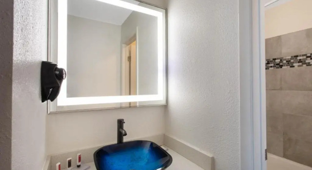 Люкс University Inn & Suites