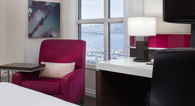 Delta Hotels by Marriott Grand Okanagan Resort, Забронировать Курортный отель Отели Келоуна с бассейном, Бассейн