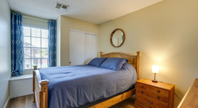 North Phoenix Home! Great Location + Private Patio, Rezerwuj Hotel Hotele w Arizona z parkingiem, Parking