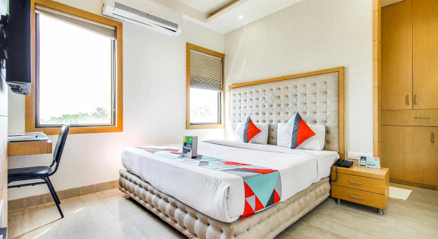Номер Deluxe FabHotel Naman Palace