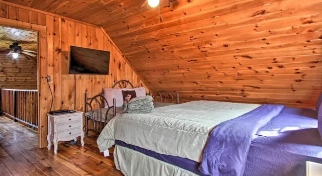 Rustic Cabin w/ Screened Deck: 8 Mi to Dollywood, Забронировать Дом для отпуска Отели Great Smoky Mountains National Park с парковкой, Парковка