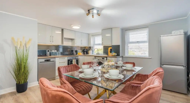 Апартаменты Charming Apartment In Andover Town Centre 55'' 4K Smart TV Netflix