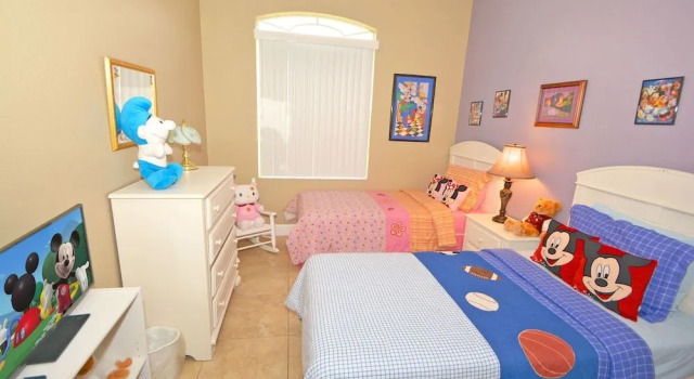 100HC Holly Corner 5 Br villa by RedAwning