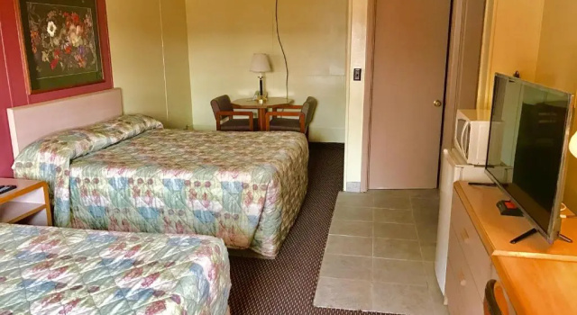 Четырёхместный номер Standard Travelers Inn Motel