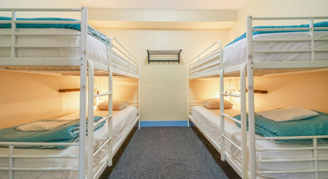 Кровать в общем номере Samesun Vancouver