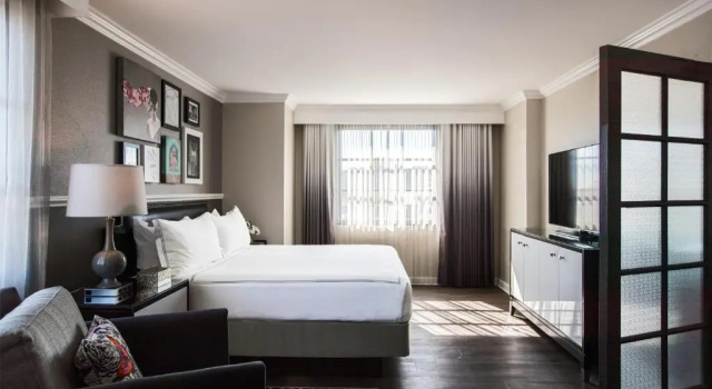 Люкс с 2 комнатами The Lindy Renaissance Charleston Hotel
