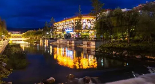 Xiangge Boya Hotel (Bus Station), Забронировать Отель Шангри-Ла Юньнань