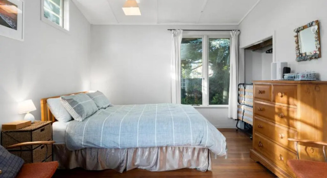 The Little Blue Bach - Waikanae Beach Holiday Home, Забронировать Отель Уэйкана Kapiti Coast, рядом с Пляж Ваиканае