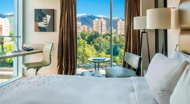 Двухместный клубный номер Standard Renaissance Santiago by Marriott