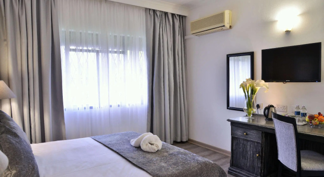 Одноместный номер Standard с красивым видом из окна Cresta Churchill Hotel