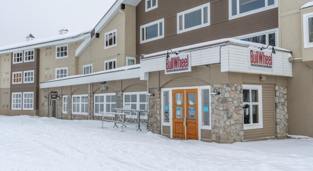 Coyote Creek - Large Ski In/Ski Out Chalet with Amazing Views & Private Hot Tub, Забронировать Шале Коттеджи Горнолыжного курорта Биг-Уайт, Коттедж