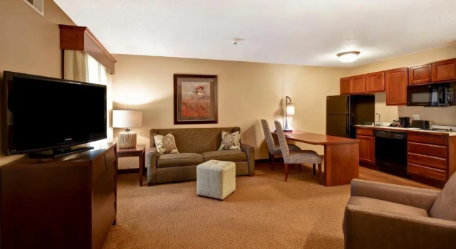 Четырёхместный люкс GrandStay Hotel & Suites La Crosse