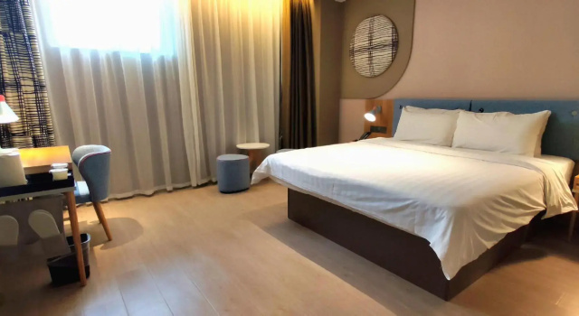 Yijia Hotel (Xinyi Railway Station Nanjing Road)