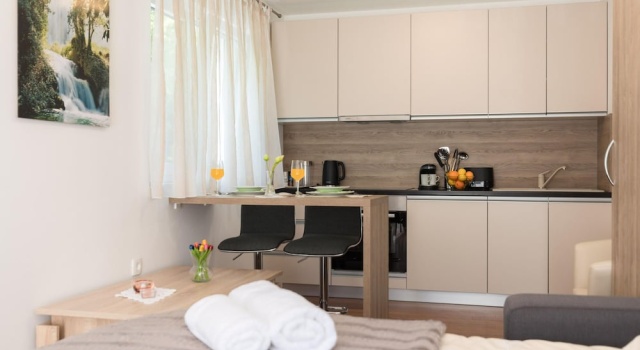 Studios and room Solis ideal for couples, Забронировать Отель Отели Малинска с парковкой, Парковка