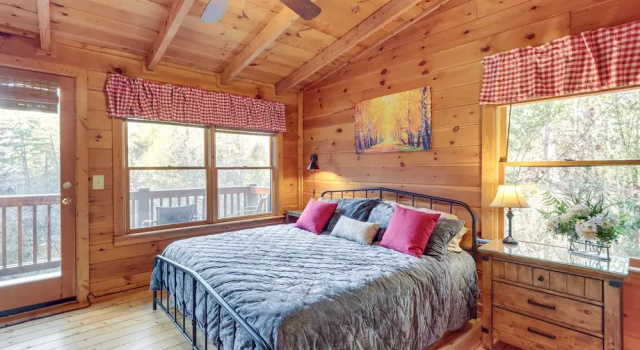 Waterfront Cabin w/ Beautiful River View & Hot Tub, Buchen Sie Ferienhaus Talking Rock Georgia