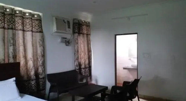 Krishna Hansraj Hotel, Boek Hotel Una 