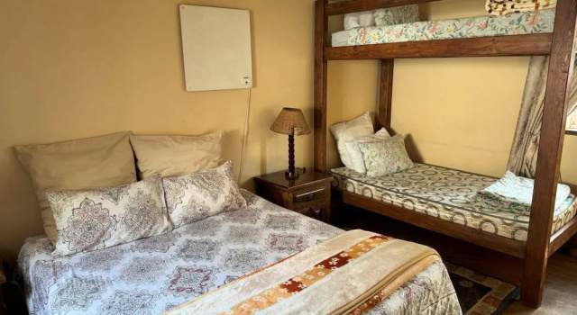 "room in B&B - Adnaan's Secret Garden: Blue Room", Забронировать Отель «постель и завтрак» Йоханнесбург Гаутенг
