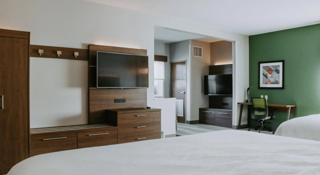 Четырёхместный люкс Holiday Inn Express Hotel & Suites Lincoln South by IHG
