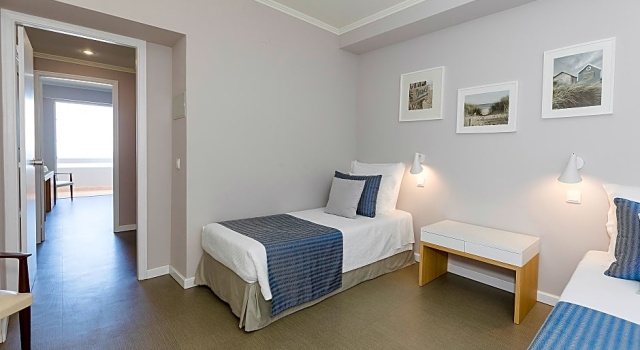 Четырёхместный семейный люкс с балконом и с видом на море Arribas Sintra Hotel