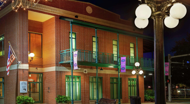 Hampton Inn & Suites Tampa Ybor City Downtown, Забронировать Отель Отели Тампа с завтраком, рядом с Музей и парк штата "Йбор Сити", Завтраки