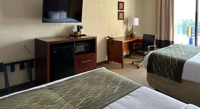 Четырёхместный номер Standard Comfort Inn & Suites Rogersville
