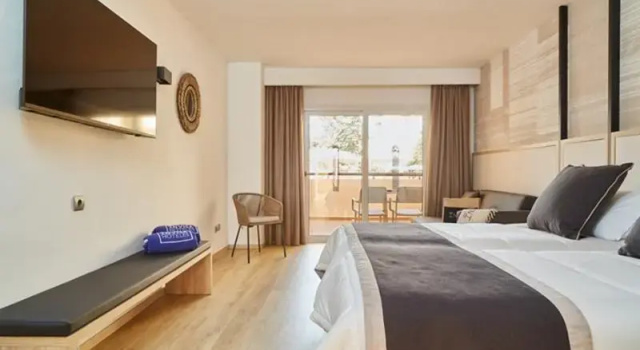 Двухместный номер Standard с балконом и с видом на бассейн Invisa Hotel Club Cala Blanca